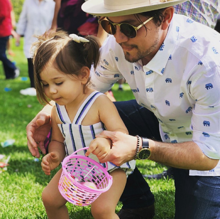 <p>Hati-hati ya, Nak, nanti jatuh. Aih, Ayah Jackson lembut banget sih memegangi si kecil. (Foto: Instagram/jacksonrathbone)</p>