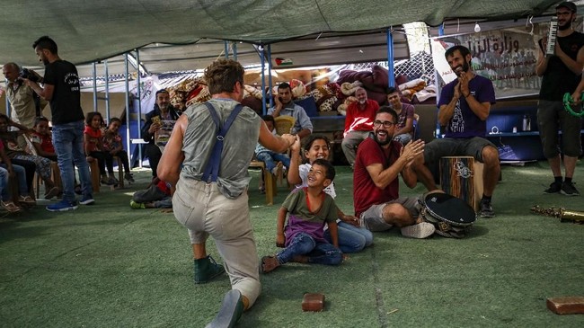 FOTO: Akan Digusur Israel, Badut Spanyol Hibur Anak Palestina