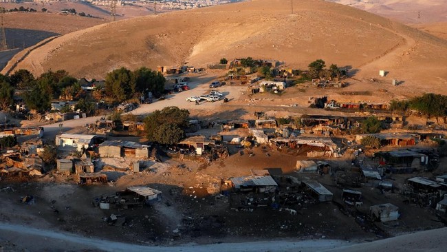Pasukan Israel membongkar bangunan di desa tempat tinggal suku Bedouin yang berasal dari Palestina karena tidak ada izin bangunan.