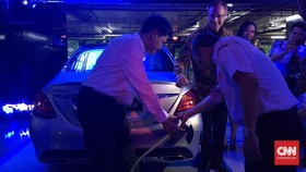 Pemilik Mobil Listrik Mercy Bisa Cas di Pusat Perbelanjaan