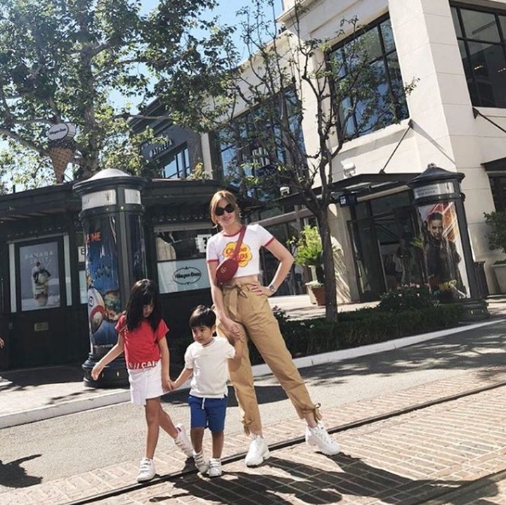 <p>Saat jalan bersama anak-anak, Nia Ramadhani kerap memakai pakaian casual. (Foto: Instagram @ramadhaniabakrie)</p>