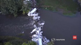 VIDEO: Tergelincir, Kereta di AS Ringsek dan Masuk Sungai
