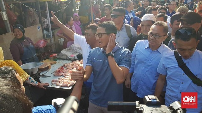 Badan Pemenangan Nasional Prabowo-Sandi membenarkan poster penolakan itu. Namun karena tak diizinkan meninggalkan pasar, Sandi tetap berkeliling pasar.