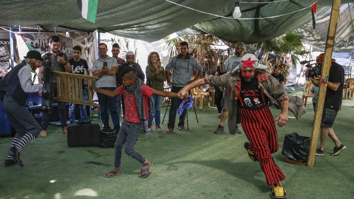 FOTO: Akan Digusur Israel, Badut Spanyol Hibur Anak Palestina