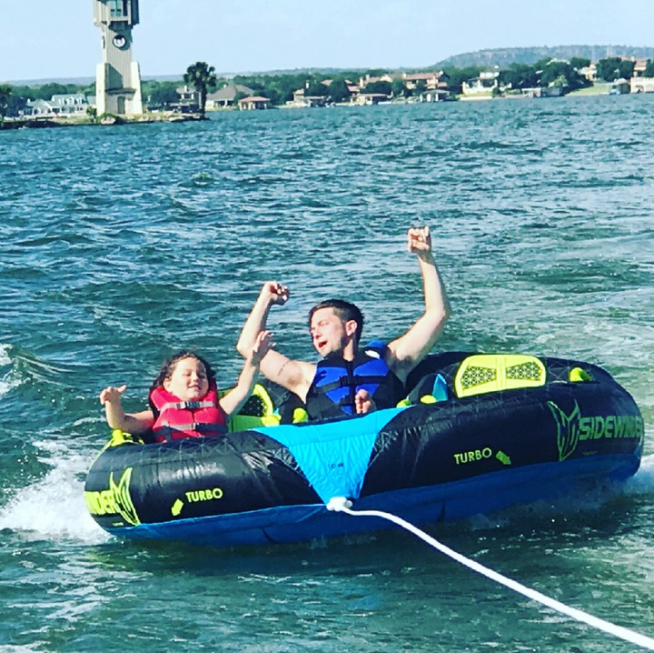 <p>Monroe sama Ayah Jackson senang banget main donut boat water sport. (Foto: Instagram/jacksonrathbone)</p>