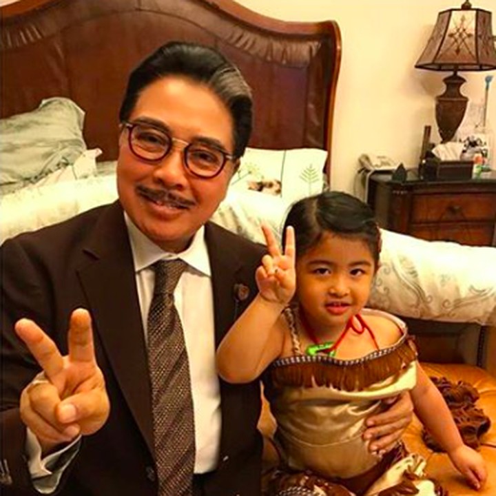 <p>Sekarang gantian, Enoy foto dulu sama Opa Hotma Sitompul ya. (Foto: Instagram/ @bams_1606)   </p>