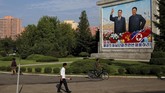 FOTO: Potret Kim Jong-un dan Keluarga Ada di Tiap Sudut Korut Setiap melangkahkan kaki di Korea Utara, salah satu pemandangan utama yang tersaji adalah potret keluarga Kim Jong-un dan leluhurnya sebagai penguasa.