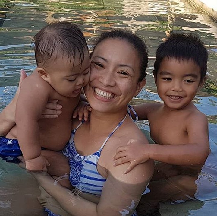 <p>Menyempatkan quality time bareng anak di sela-sela kesibukan dengan berenang. Segarnya! (Foto: Instagram/ @rahayusaraswati)</p>
