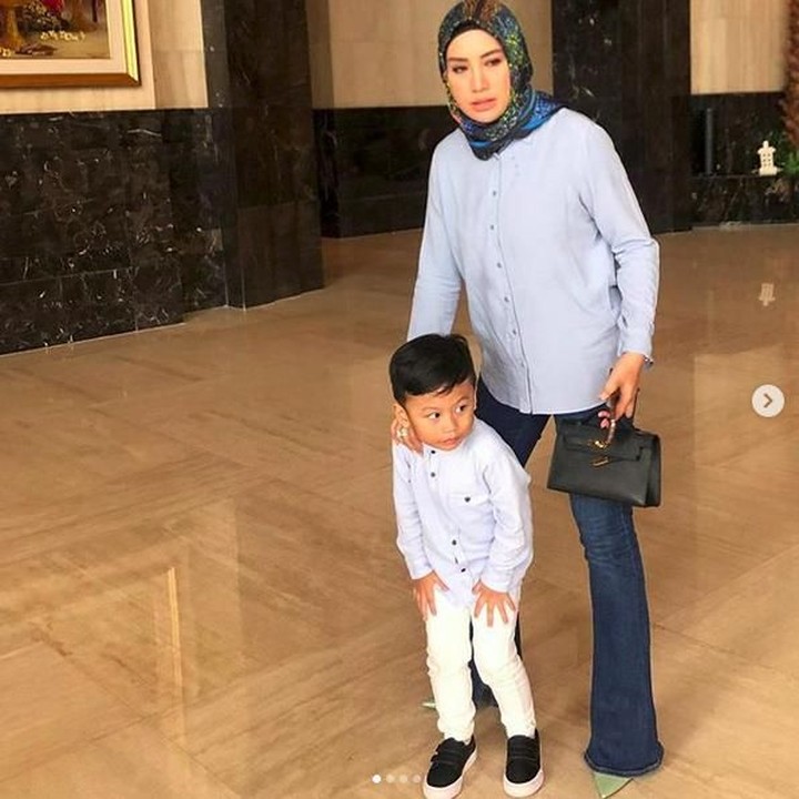 <p>Lihat kamera dong Arkan. Bajunya kan uda kompak sama Bunda Shinta. (Foto: Instagram @shintabachir86_real)<br /><br /></p>