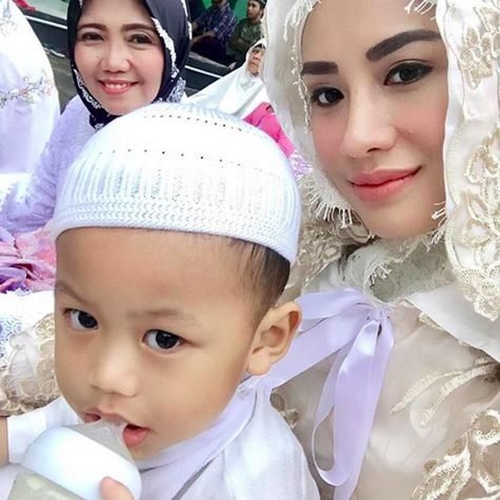 <p>Minum susunya yang banyak ya jagoan kecilnya Bunda Shinta, biar cepat besar! (Foto: Instagram @shintabachir86_real)</p>