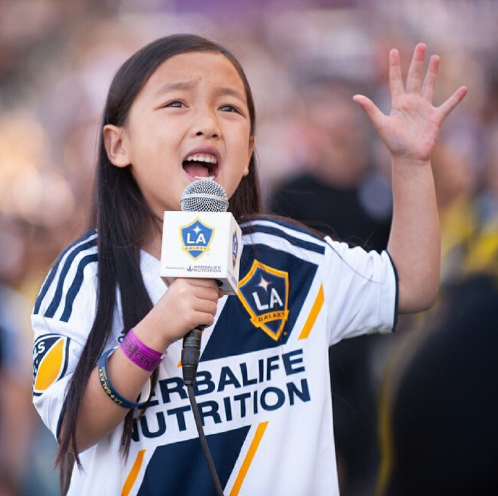 Yuk kenalan dengan Malea Emma. Gadis cilik berumur 7 tahun ini jadi viral setelah menyanyikan lagu kebangsaan Amerika di pembukaan laga sepak bola Major League Soccer (MLS). (Foto: Instagram/maleaemma)