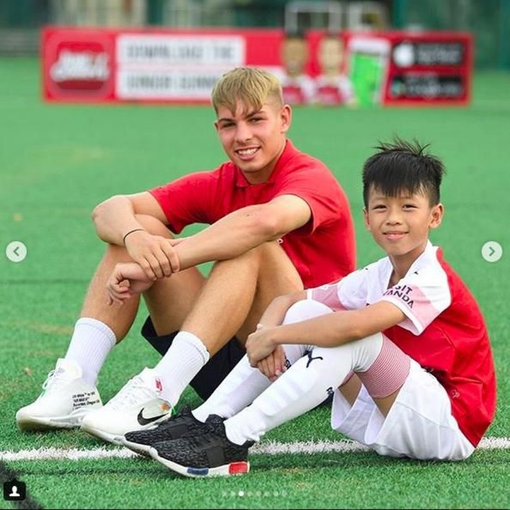 <p>Baju dan posenya kompakan nih ye, he-he-he. (Foto: Instagram @arsenal)<br /><br /></p>