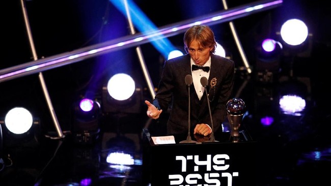 Luka Modric tak bisa menutupi kegembiraannya terpilih jadi Pemain Terbaik Dunia FIFA sekaligus mengakhiri dominasi Cristiano Ronaldo-Lionel Messi