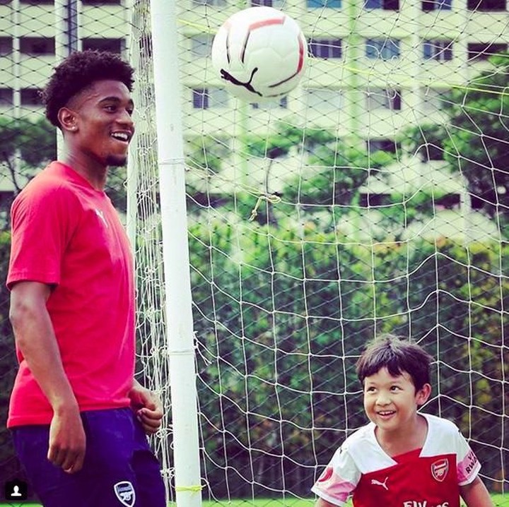 <p>Aih senangnya seorang anak diajari memasukkan bola ke gawang lewat sundulan kepala oleh pemain Arsenal. (Foto: Instagram @arsenal)</p>