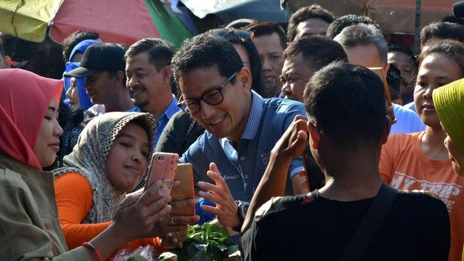 Dalam rangka kampanye pilpres, Sandiaga Uno kembali menyambangi pasar. Hari ini ia bertandang ke Bojongkulur, Kabupaten Bogor.