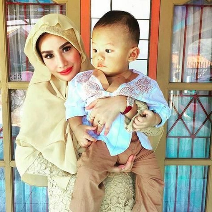 <p> Bajunya Arkan dan Bunda Shinta kompakan. Wuih tambah kece deh pasangan ibu dan anak ini!  (Foto: Instagram @shintabachir86_real)</p>
