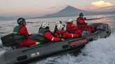 Aksi Greenpeace 'Membajak' Kilang Minyak Sawit Wilmar Sebanyak 23 aktivis Greenpeace dari berbagai negara melakukan aksi damai dengan menduduki kapal pemasok minyak sawit milik PT Multi Nabati Sulawesi.