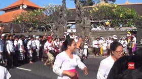 VIDEO: Mengucap Syukur dengan Saling Lempar Ketupat