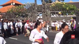 VIDEO: Mengucap Syukur dengan Saling Lempar Ketupat