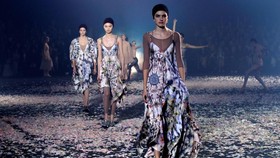 'Tarian' Dior Membuka Paris Fashion Week