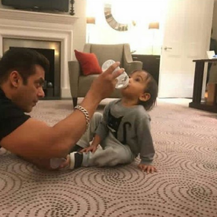<p>Ahil Sharma adalah keponakan aktor Salman Khan. Ahil tampak disayang banget oleh pamannya. (Foto: Instagram @ahilsharma30)</p>