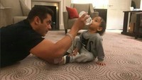 <p>Ahil Sharma adalah keponakan aktor Salman Khan. Ahil tampak disayang banget oleh pamannya. (Foto: Instagram @ahilsharma30)</p>