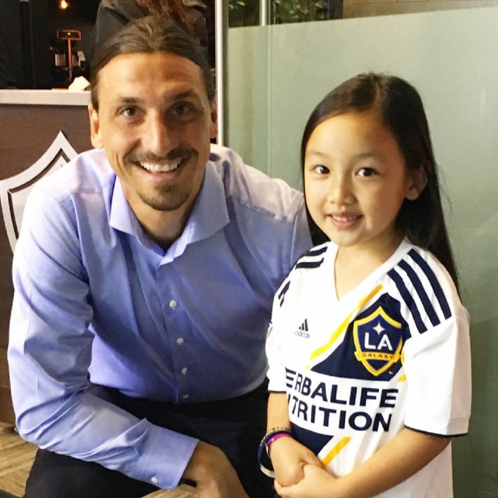 Bahkan l pemain dunia Zlatan Ibrahimovic pun terpukau dengan suara Malea Emma lho. Keren. (Foto: Instagram/maleaemma)