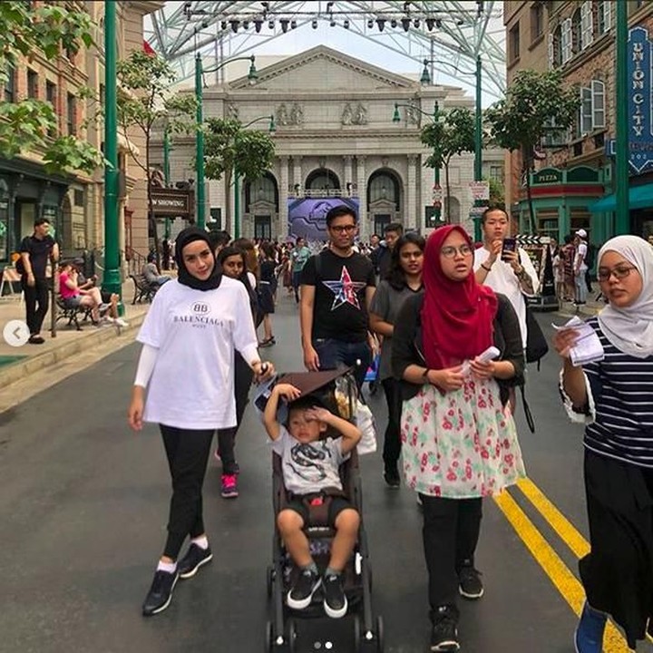 <p>Beginilah ekspresi Arkan yang lagi kepanasan saat liburan bareng keluarga. (Foto: Instagram @shintabachir86_real)<br /><br /></p>