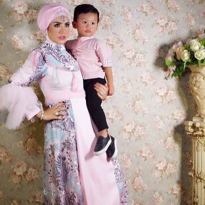 <p>Wah Arkan diajak pemotretan. Satu, dua, tiga, cheese!! (Foto: Instagram @shintabachir86_real)</p>