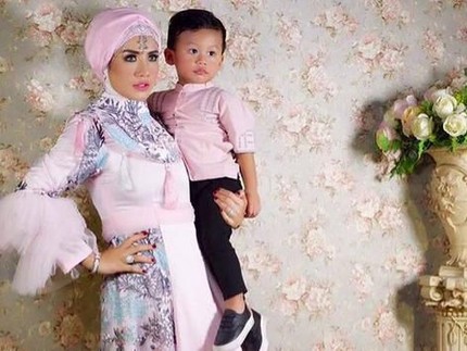 10 Momen Manis Shinta Bachir dengan Anaknya yang Lucu