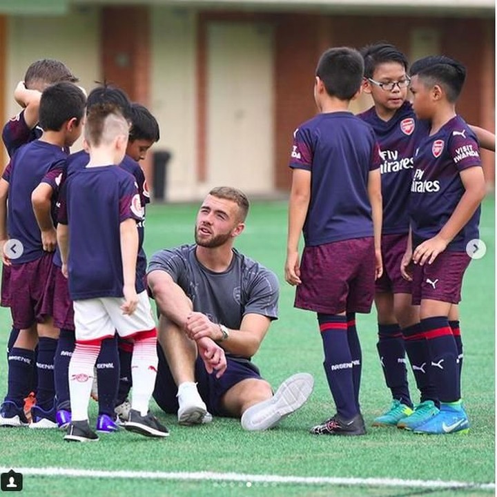 <p>Anak-anak yang sedang berlatih semangat banget mendengarkan nasihat pemain Arsenal. (Foto: Instagram @arsenal)</p>