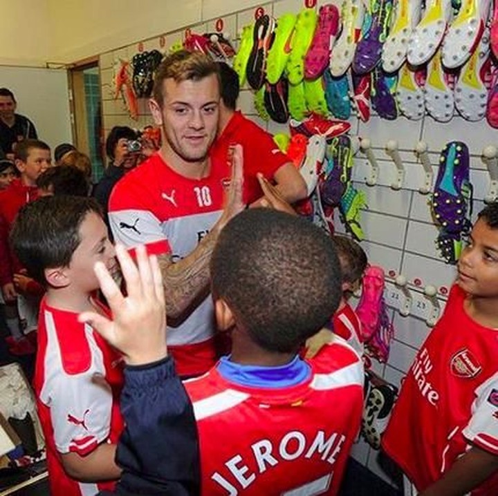 <p>Wah, sepertinya ada yang ditawari sepatu baru nih, Bun. Senangnya! (Foto: Instagram @juniorgunners)</p>