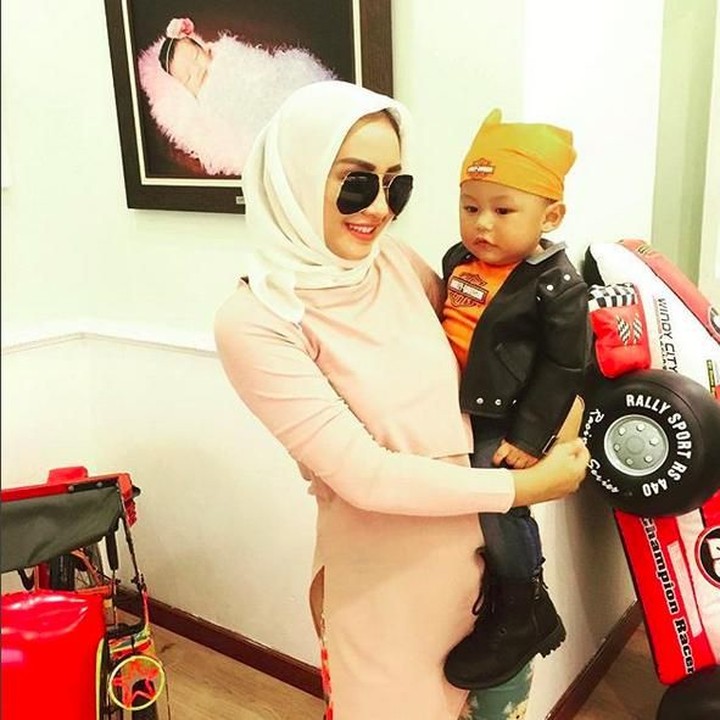 <p>Arkan lagi memikirkan apa ya? Atau saking terkesimanya melihat sang bunda yang makin kece pakai kacamata hitam? He-he-he. (Foto: Instagram @shintabachir86_real)</p>