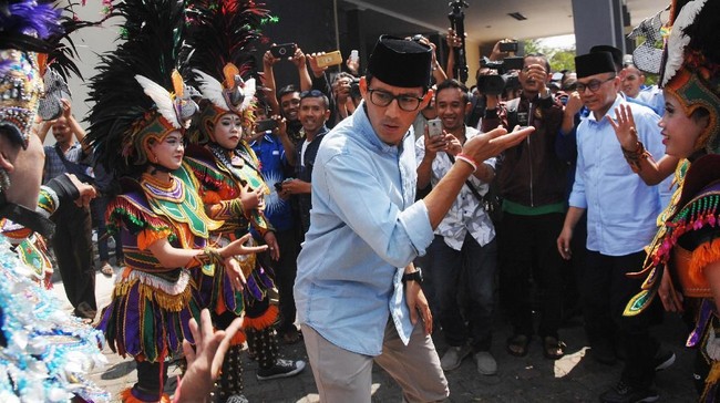 Kelompok Indonesia Election Watch melaporkan calon wakil presiden Sandiaga Uno ke Bawaslu karena diduga berkampanye saat berkunjung ke sejumlah kampus.