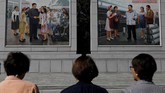 FOTO: Potret Kim Jong-un dan Keluarga Ada di Tiap Sudut Korut Setiap melangkahkan kaki di Korea Utara, salah satu pemandangan utama yang tersaji adalah potret keluarga Kim Jong-un dan leluhurnya sebagai penguasa.