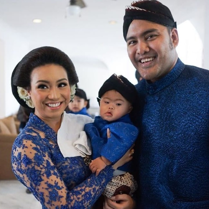 <p>Saat acara tedak siten atau turun tanah-nya Adik Wira nih. (Foto: Instagram/ @rahayusaraswati)  </p>