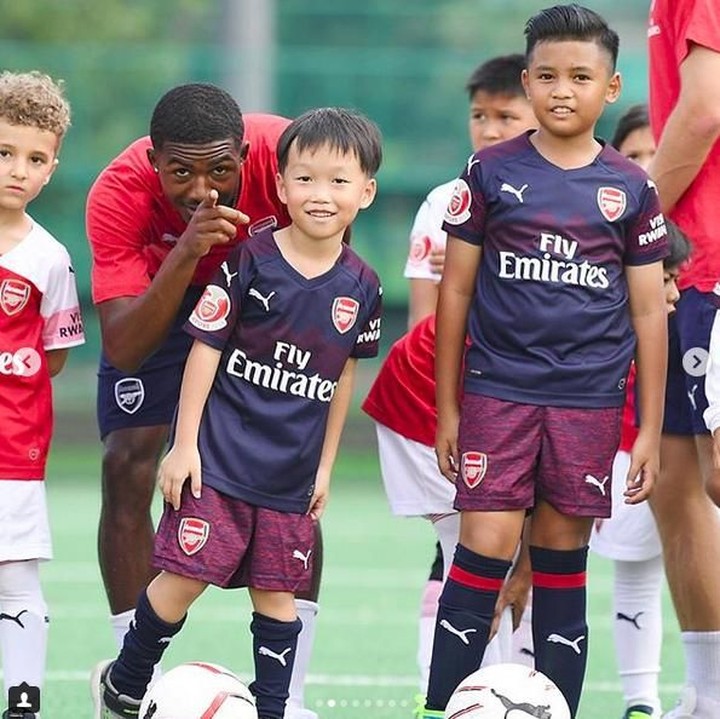 <p>Lihat, anak-anak serius banget menyimak instruksi dari seorang pemain. (Foto: Instagram @arsenal)</p>