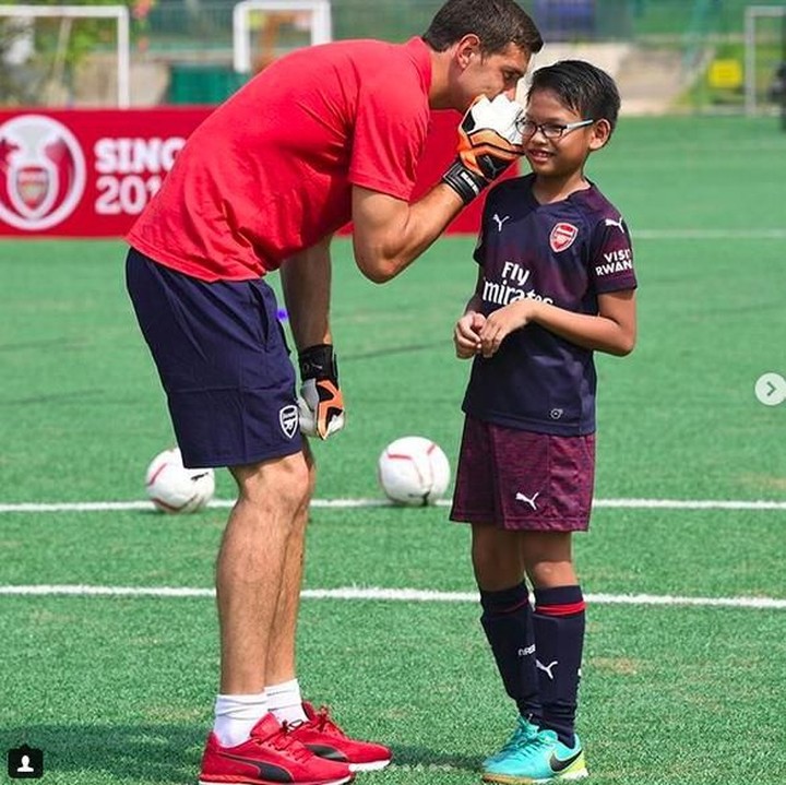 <p>'Sini om bisikan taktik supaya bisa masukin bola ke gawang dengan baik.' (Foto: Instagram @arsenal)</p>
