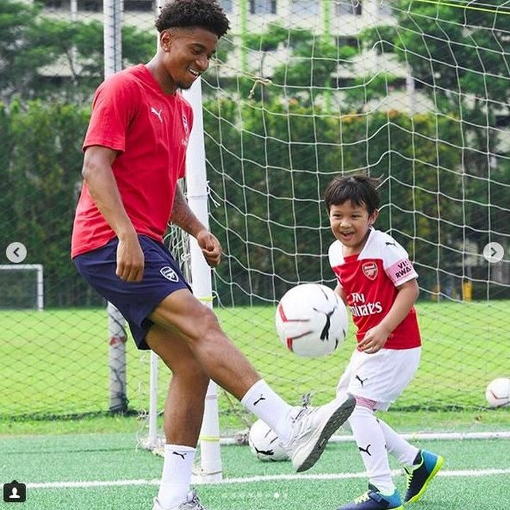 <p> Keren kan gaya om menggocek bola. Kamu mau coba, Nak? (Foto: Instagram @arsenal)<br /><br /></p>