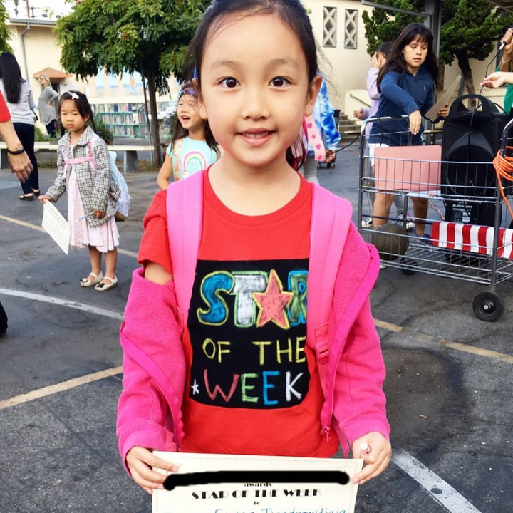 Ini saat Malea mendapat penghargaan 'star of the week' di sekolahnya. Malea memang anak berbakat! (Foto: Instagram/maleaemma)