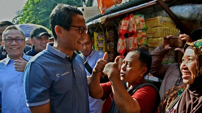 Sandiaga Uno mengawali kampanye hari ini bersepeda ke Pasar Wage, Purwokerto bersama Zulkifli Hasan.