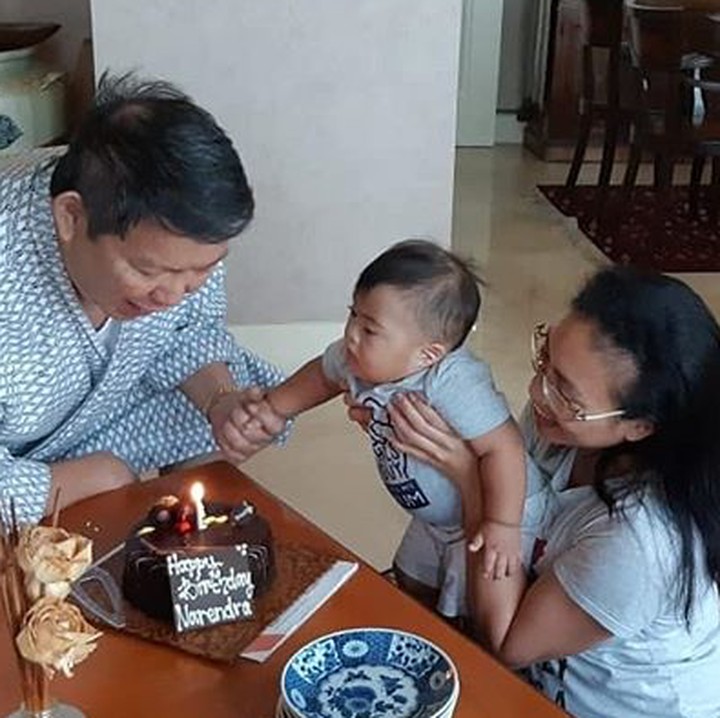 <p>Yeay! Kakak Narendra lagi tiup lilin nih. (Foto: Instagram/ @rahayusaraswati)</p>