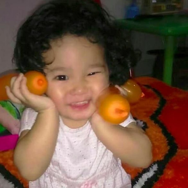 <p>Aih, tingkah Bilqis saat main balon begini bikin pengen cium pipi gembilnya deh. (Foto: Instagram @ayutingting92) <br /><br /></p>