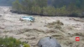 VIDEO: Satu Bus Hanyut Akibat Banjir Bandang di India