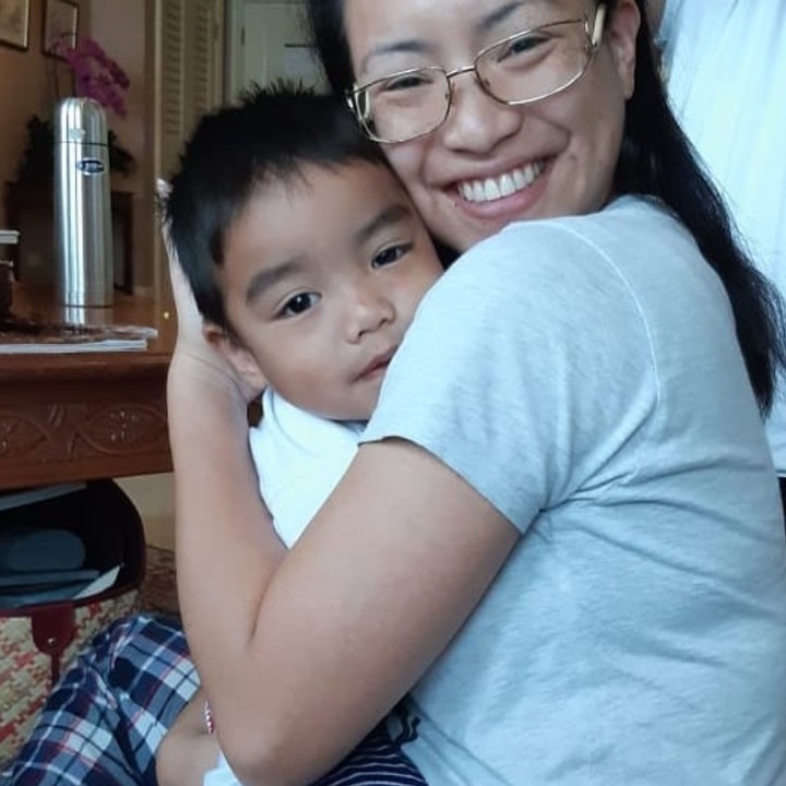 <p>Walaupun masih muka bantal yang penting Bunda Sara bisa memeluk si kecil. Damai! (Foto: Instagram/ @rahayusaraswati)</p>