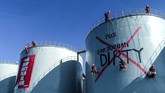 Aksi Greenpeace 'Membajak' Kilang Minyak Sawit Wilmar Sebanyak 23 aktivis Greenpeace dari berbagai negara melakukan aksi damai dengan menduduki kapal pemasok minyak sawit milik PT Multi Nabati Sulawesi.