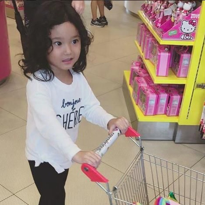 <p>Belanja yang banyak ya, Qis! He-he. (Foto: Instagram @ayutingting92) <br /><br /></p>