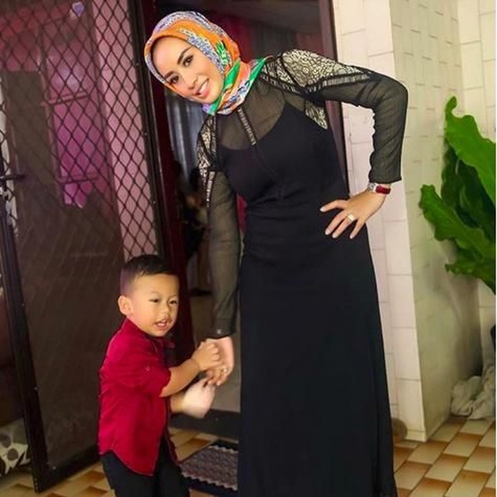 <p>Bunda Shinta udah bergaya, tapi Arkannya mau ke mana ya? He-he-he. (Foto: Instagram @shintabachir86_real)</p>