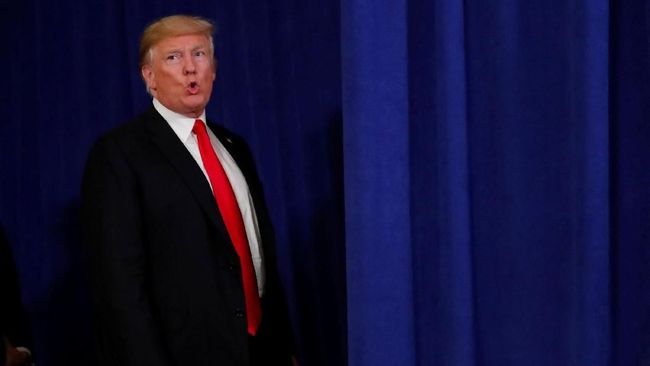 Suho 'EXO' mengenang momen pertemuan grupnya dengan Presiden Donald Trump. Suho menyebut Trump mengajak bersalaman dan memuji ketampanan boyband itu.