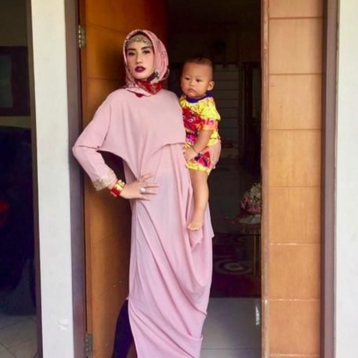 <p>Shinta dan Arkan udah ready ke acara buka puasa bersama beberapa waktu lalu. (Foto: Instagram @shintabachir86_real)</p>